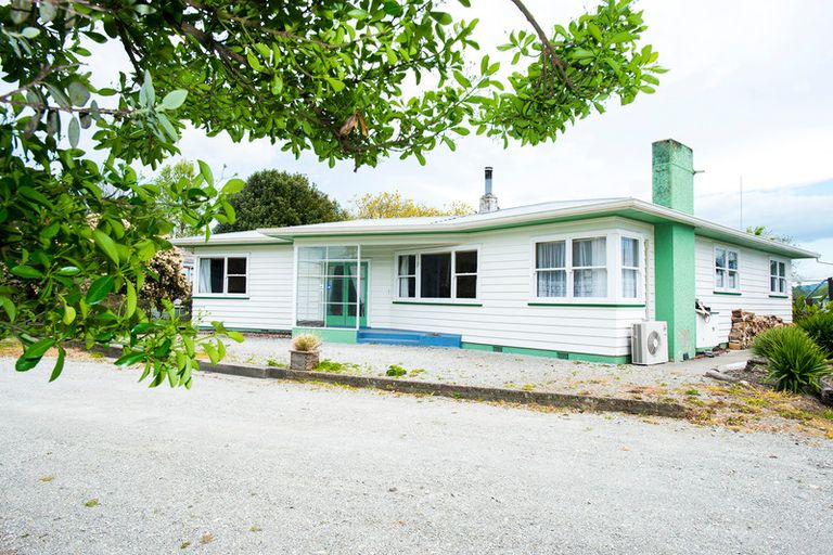 Photo of property in 15 Ioapa Road, Te Karaka, 4022