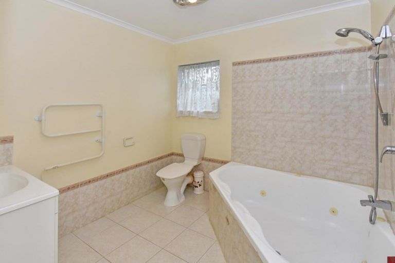 Photo of property in 12 Pistachio Place, Goodwood Heights, Auckland, 2105