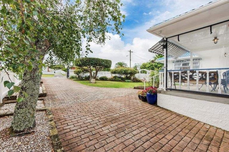 Photo of property in 9 Roberts Road, Te Atatu South, Auckland, 0610