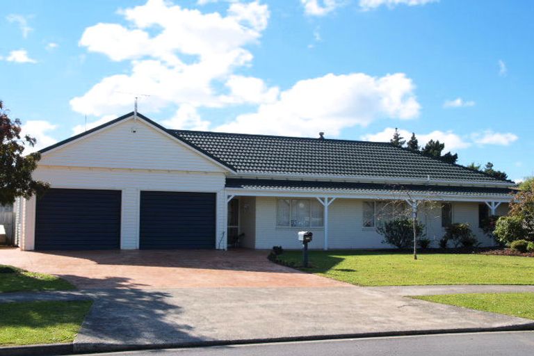 Photo of property in 43 West Fairway, Golflands, Auckland, 2013