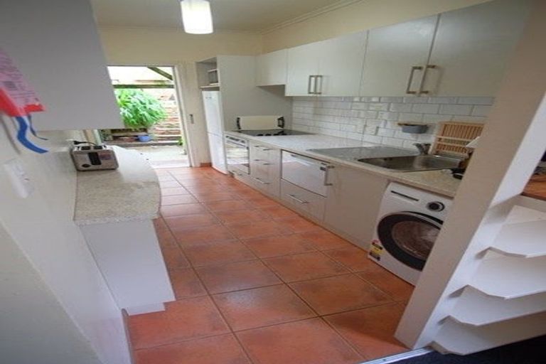 Photo of property in 82 Oriental Parade, Oriental Bay, Wellington, 6011