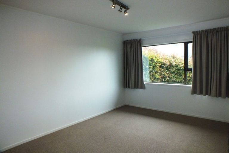 Photo of property in 1/19 Saddleback Rise, Murrays Bay, Auckland, 0630