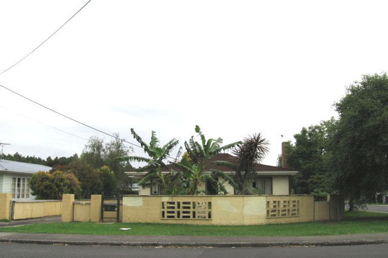 Photo of property in 2/30 Hillcrest Avenue, Hillcrest, Auckland, 0627
