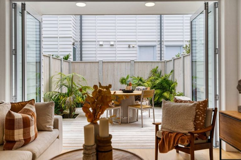 Photo of property in 12 Titoki Close, Matakana, 0985