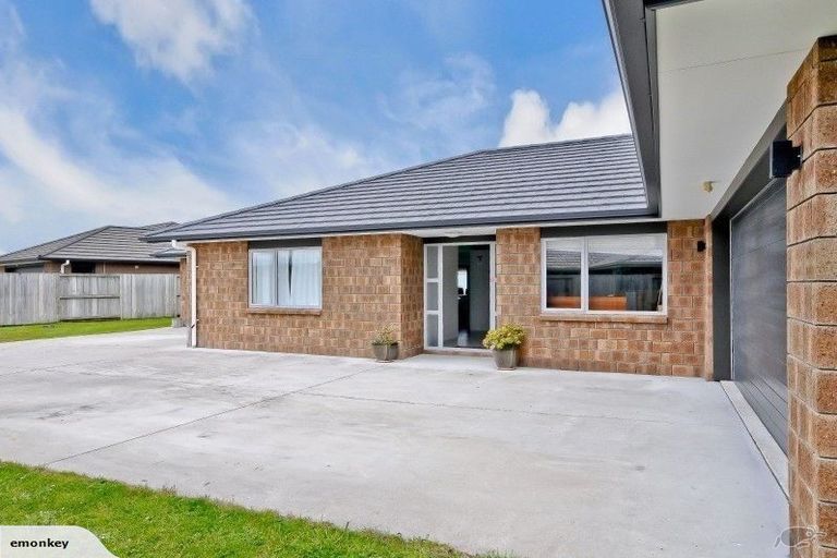 Photo of property in 6 Allgood Place, Rototuna North, Hamilton, 3210