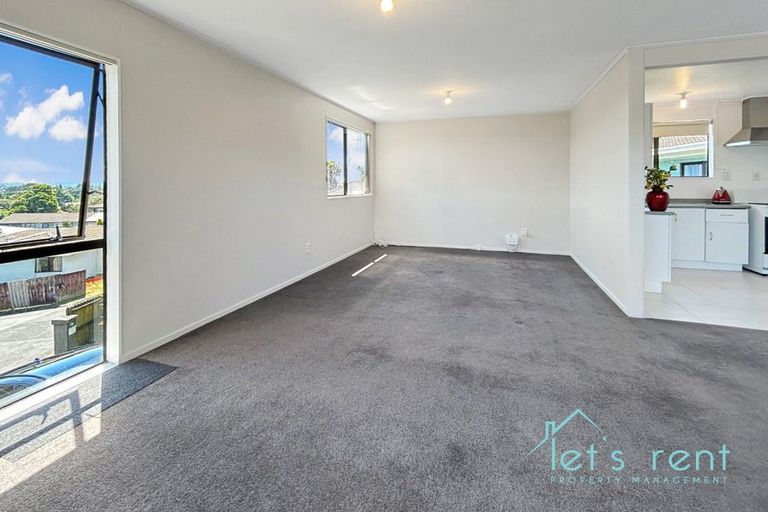 Photo of property in 18 Halloran Place, Massey, Auckland, 0614