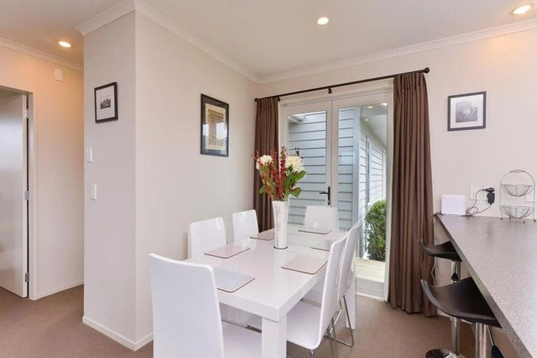 Photo of property in 31 Mcewen Crescent, Riverstone Terraces, Upper Hutt, 5018