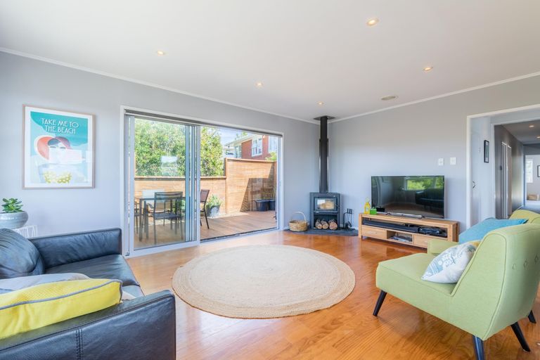 Photo of property in 50 La Rosa Street, Green Bay, Auckland, 0604