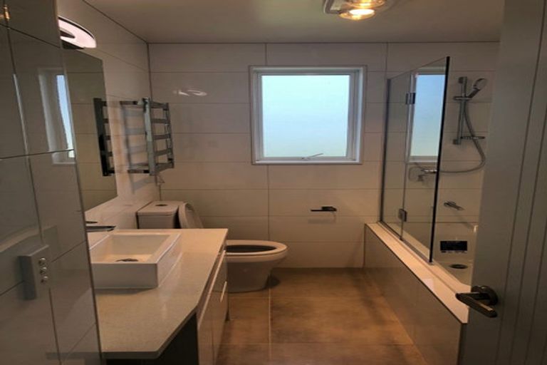 Photo of property in 2 Riroriro Close, Papakura, 2110