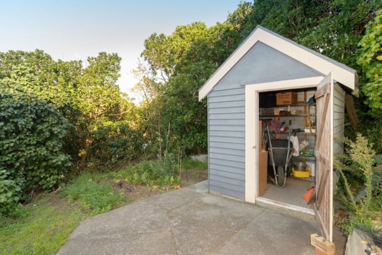 Photo of property in 34 Fortification Road, Karaka Bays, Wellington, 6022