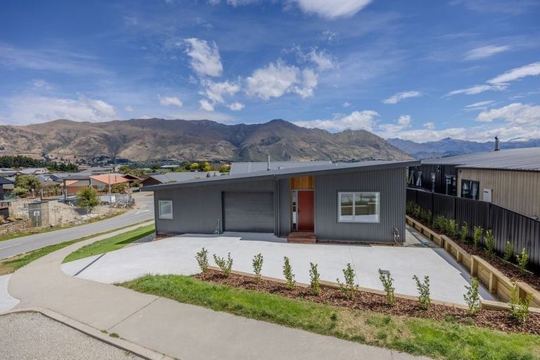 Photo of property in 3 Landsborough Lane, Wanaka, 9305
