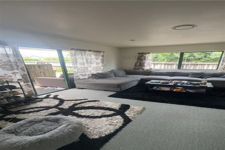 Photo of property in 10 Elvira Place, Ranui, Auckland, 0612