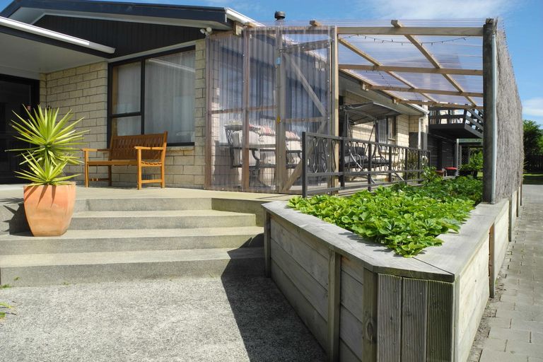 Photo of property in 12 Timaru Road, Waimate, 7924