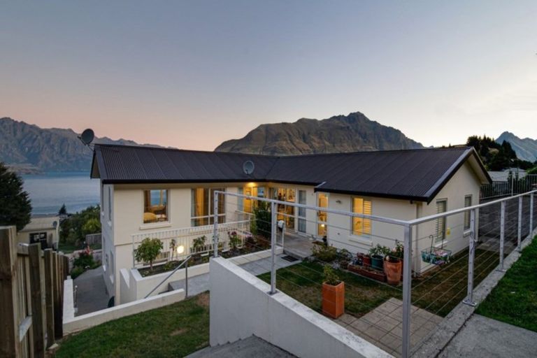 Photo of property in 28 Wynyard Crescent, Fernhill, Queenstown, 9300