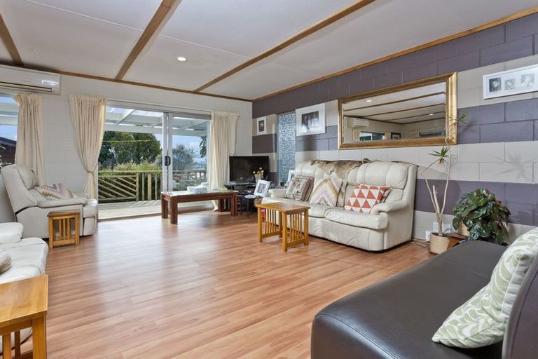 Photo of property in 1/114 Sunset Road, Unsworth Heights, Auckland, 0632