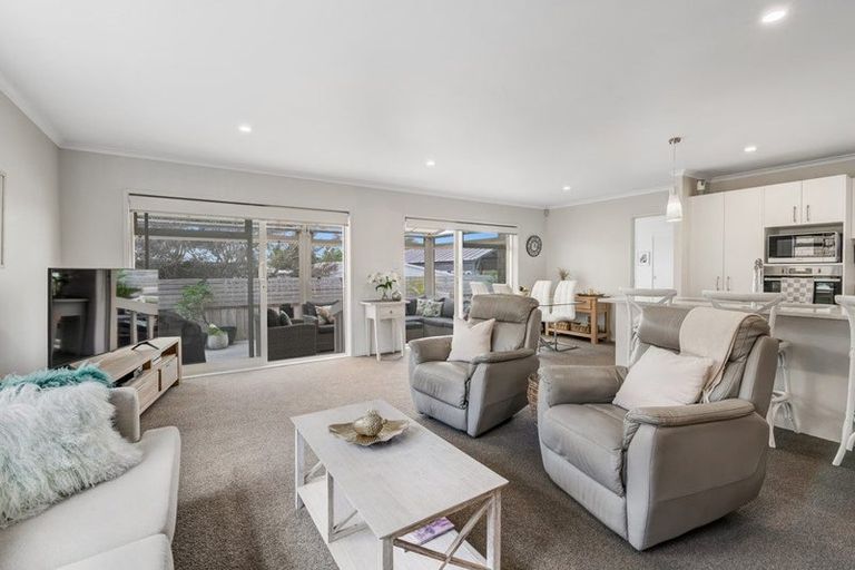 Photo of property in 8 Waitaha Close, Orewa, 0931