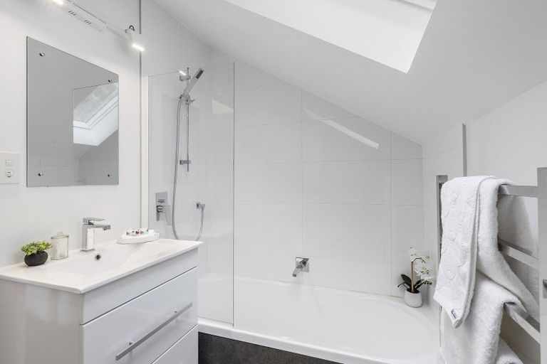 Photo of property in 5 Countess Close, Maupuia, Wellington, 6022