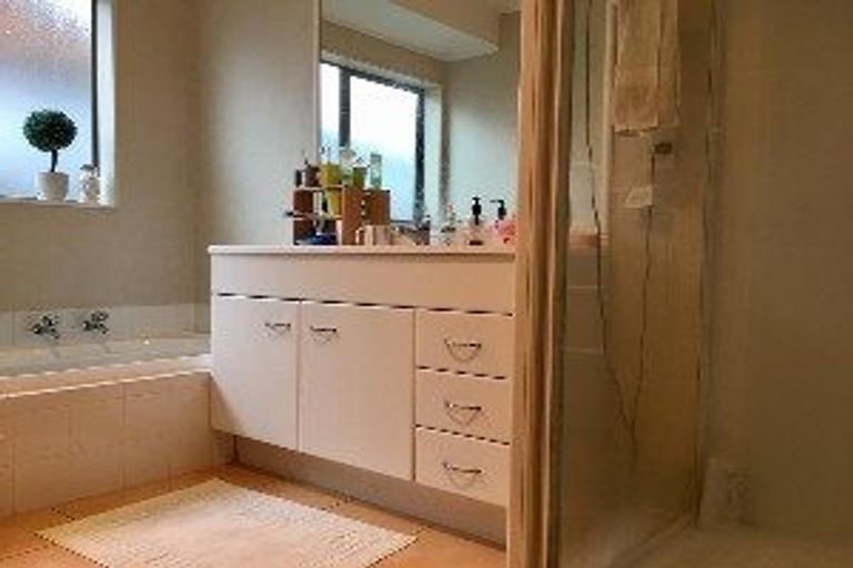 Photo of property in 10 Craigavon Drive, East Tamaki, Auckland, 2013