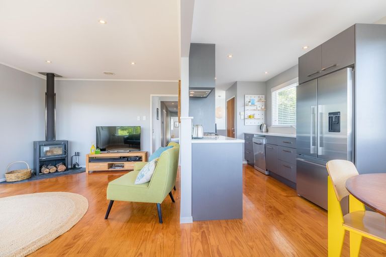 Photo of property in 50 La Rosa Street, Green Bay, Auckland, 0604