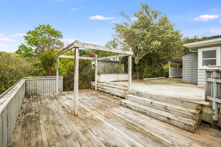 Photo of property in 15 Tainui Terrace, Tawa, Wellington, 5028