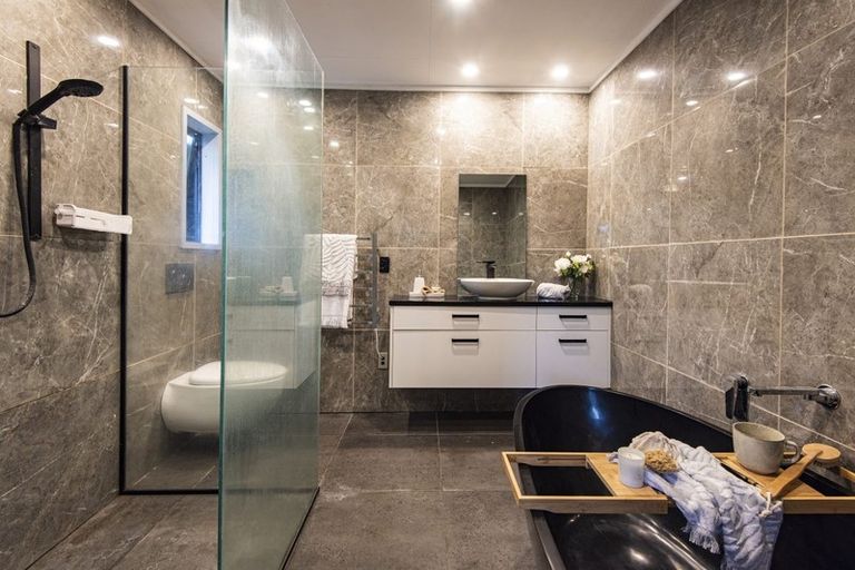 Photo of property in 52 Onerahi Road, Onerahi, Whangarei, 0110