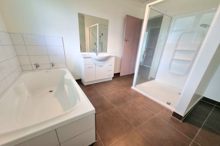 Photo of property in 2 Martin Place, Kelston, Auckland, 0602