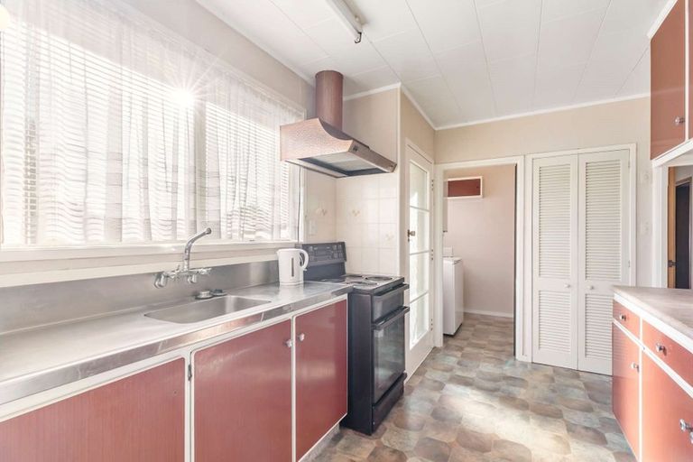 Photo of property in 8 Warden Place, Mangere Bridge, Auckland, 2022