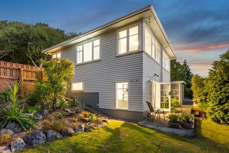 Photo of property in 39 Taylor Terrace, Tawa, Wellington, 5028