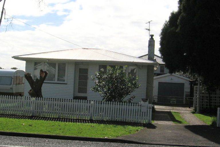 Photo of property in 11 Yeovil Road, Te Atatu Peninsula, Auckland, 0610