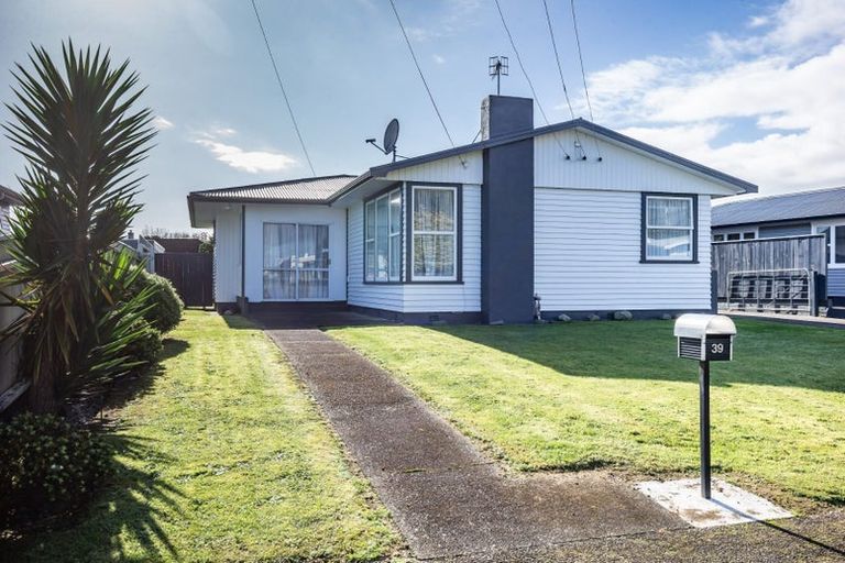 Photo of property in 39 Karaka Crescent, Levin, 5510