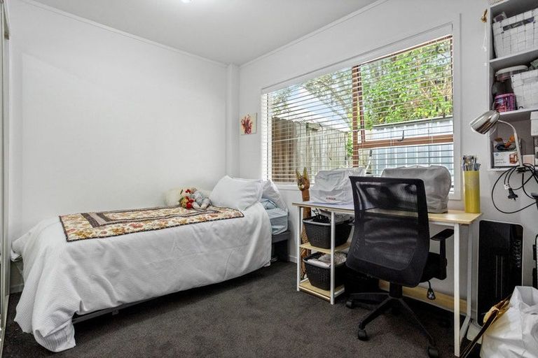 Photo of property in 2/43 Seaton Road, Murrays Bay, Auckland, 0630