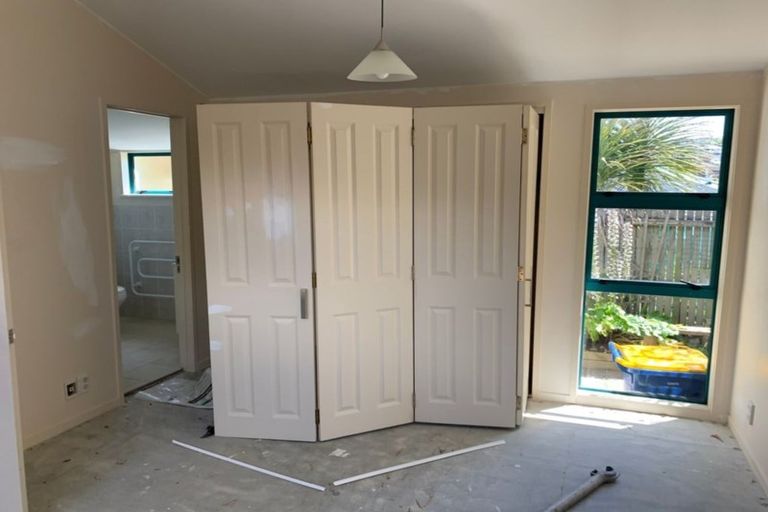 Photo of property in 2/23 Barker Rise, Northcross, Auckland, 0632