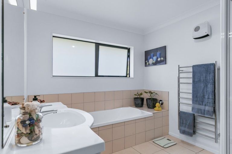 Photo of property in 47 Pohutukawa Drive, Levin, 5571