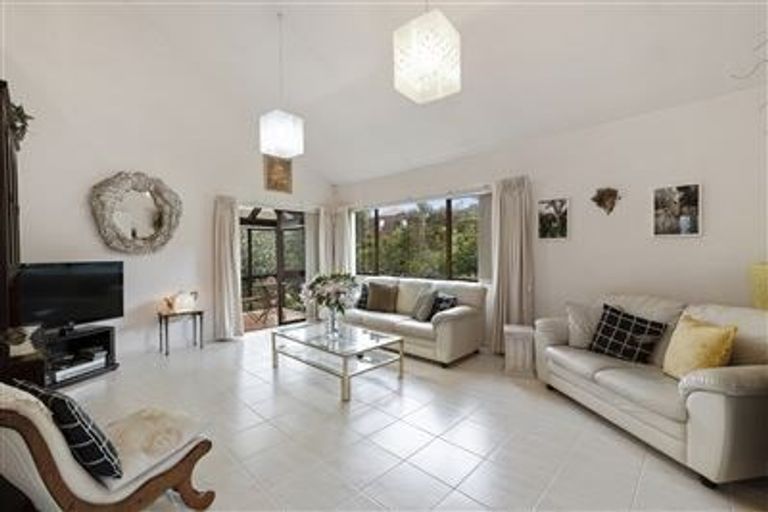 Photo of property in 2/12 Centorian Drive, Windsor Park, Auckland, 0632