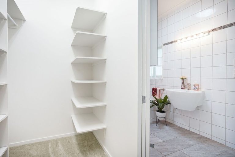 Photo of property in 18 Cloake Way, Palmerston North, 4414