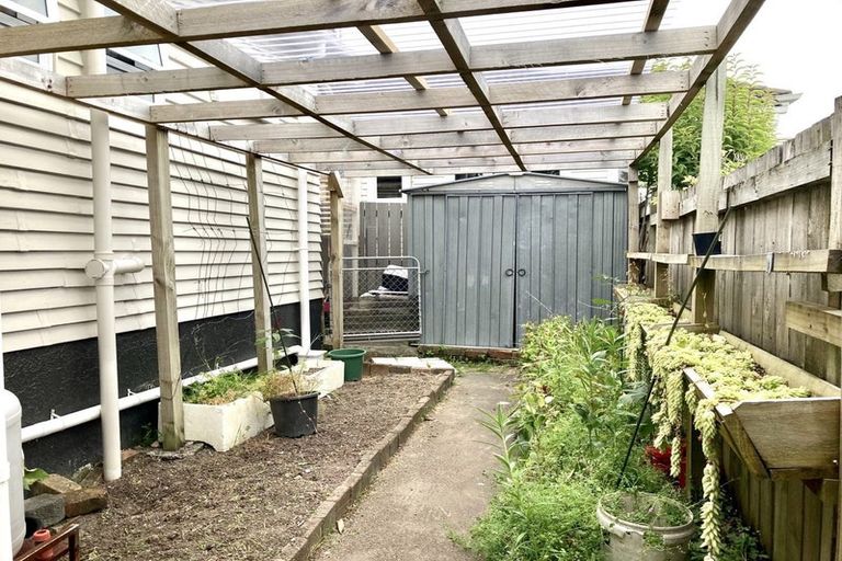 Photo of property in 1/65 Golf Road, New Lynn, Auckland, 0600
