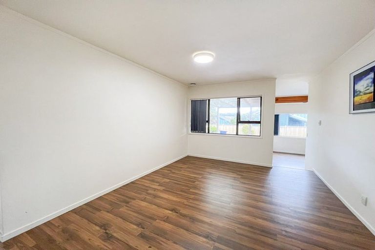 Photo of property in 4 Landsberg Way, Windsor Park, Auckland, 0632
