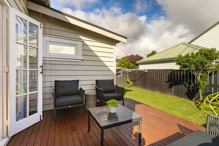 Photo of property in 20 Walmer Road, Point Chevalier, Auckland, 1022