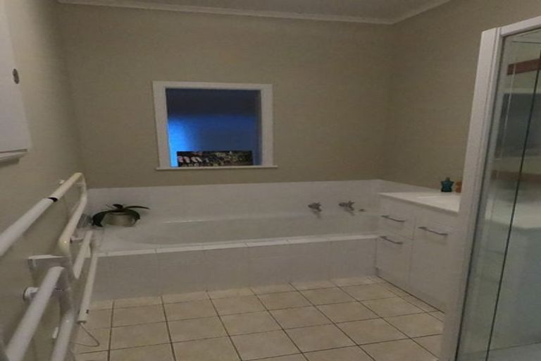 Photo of property in 2/26 Dallinghoe Crescent, Milford, Auckland, 0620