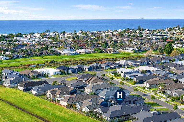 Photo of property in 37 Harding Drive, Papamoa Beach, Papamoa, 3118