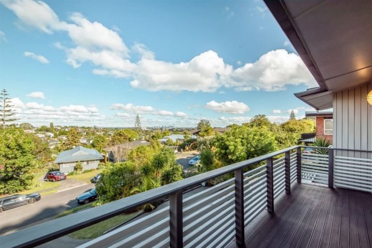 Photo of property in 42 Ravenwood Drive, Forrest Hill, Auckland, 0620