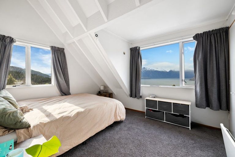 Photo of property in 32 Avalon Crescent, Fernhill, Queenstown, 9300