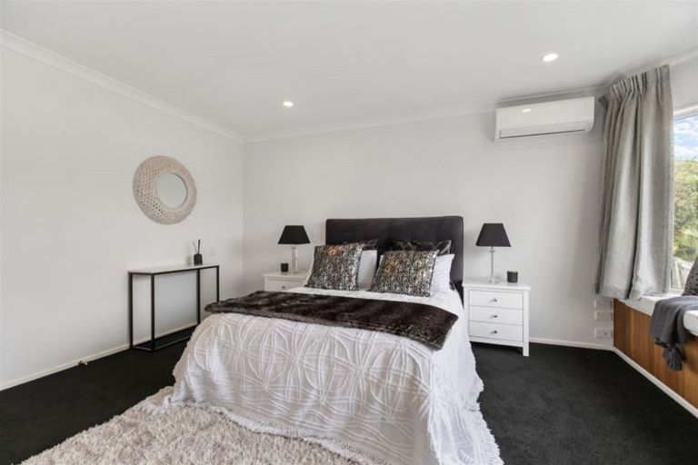 Photo of property in 6 Canonbie Place, East Tamaki Heights, Auckland, 2016