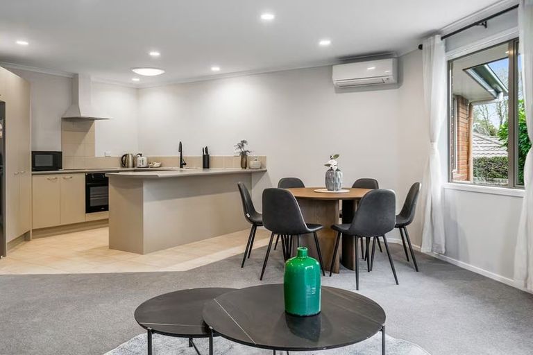 Photo of property in 5 Sunvista Avenue, Oteha, Auckland, 0632