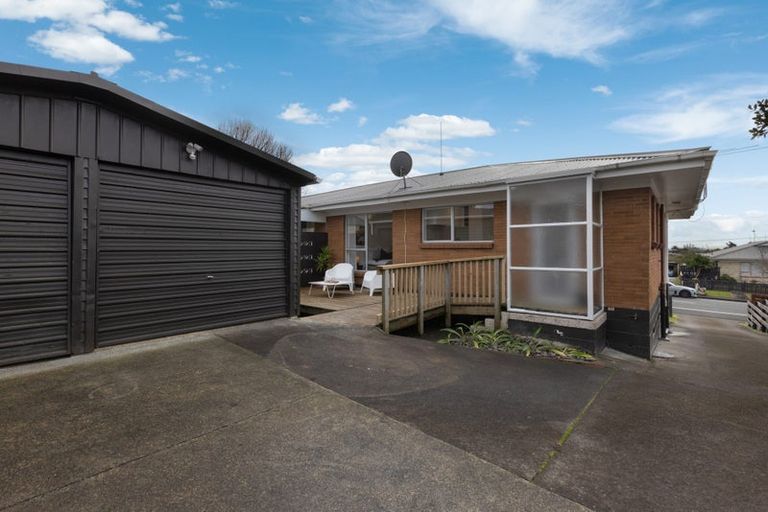 Photo of property in 2/33 Butterworth Drive, Glendene, Auckland, 0602