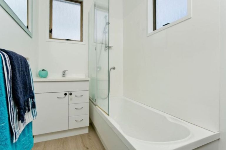 Photo of property in 2/7 Wilkinson Way, Browns Bay, Auckland, 0630