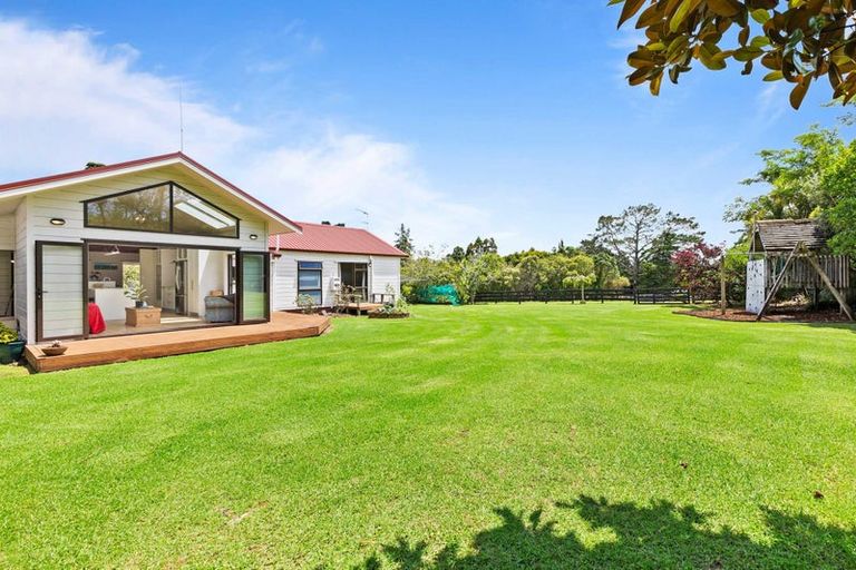 Photo of property in 132 Motu Road, Kumeu, 0891