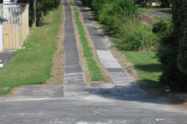 Photo of property in 16 Cliff View Drive, Green Bay, Auckland, 0604