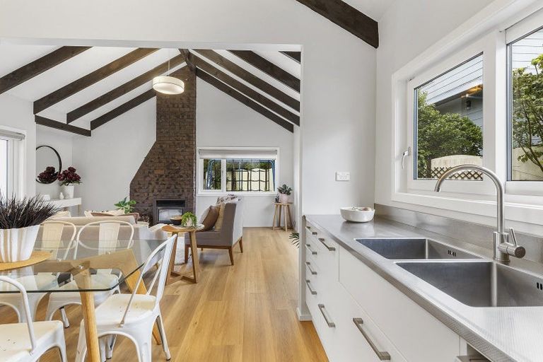 Photo of property in 17 John Witton Drive, Crofton Downs, Wellington, 6035