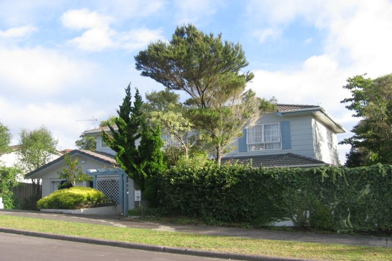 Photo of property in 4 Ravenstone Place, Chatswood, Auckland, 0626